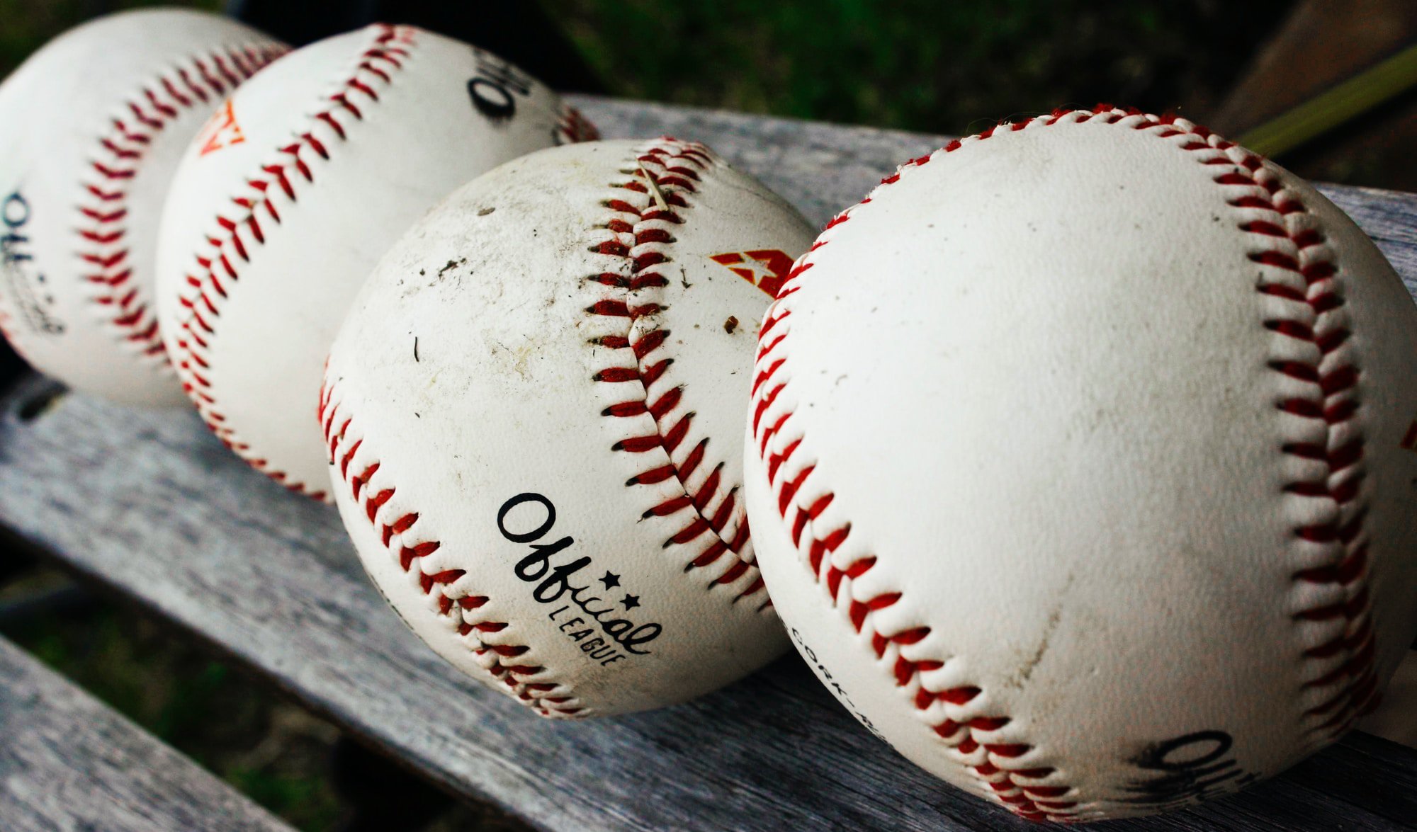 white-and-red-baseball-on-black-wooden-table_a72d188f4b7d1a1f31e321b958808d95_2000.jpg